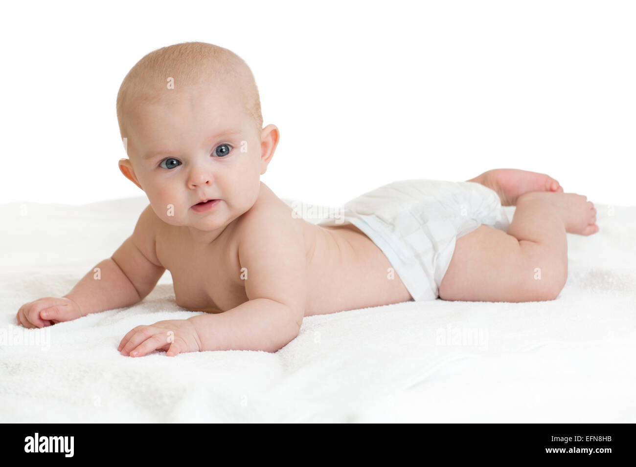 Niedliche Baby liegend auf weißen Handtuch in Windel oder Windel Stockfoto