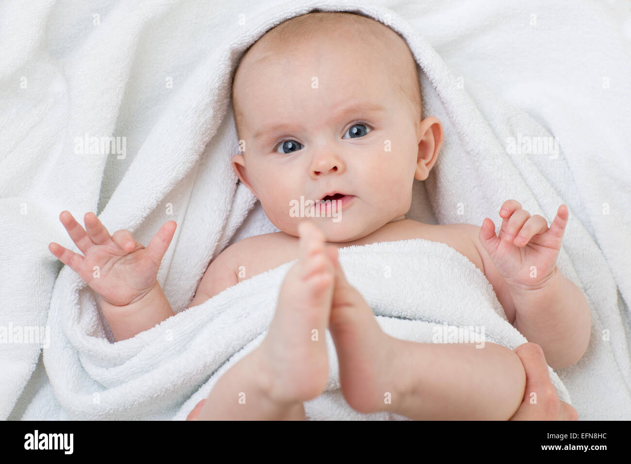 Niedliche Baby liegend auf weißen Handtuch Stockfoto