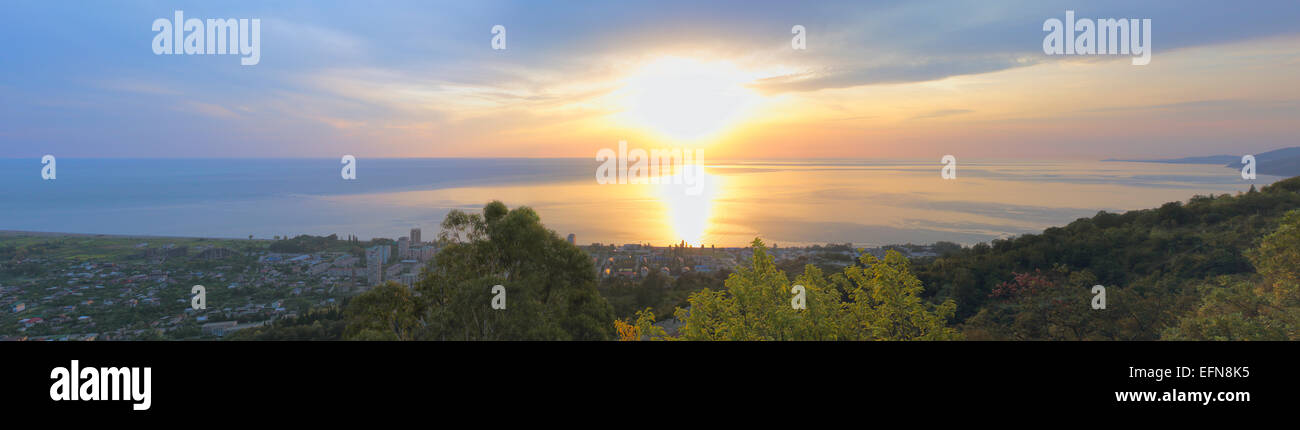 Blick auf den Sonnenuntergang von Gagra und Schwarzes Meer, Abchasien (Georgien) Stockfoto