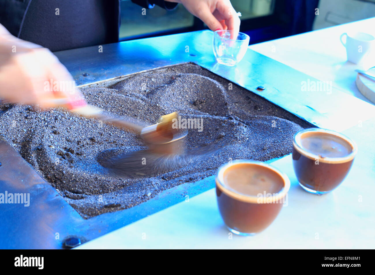 Сoffee im Cezve, machte auf heißem Sand, Abchasien (Georgien) Stockfoto