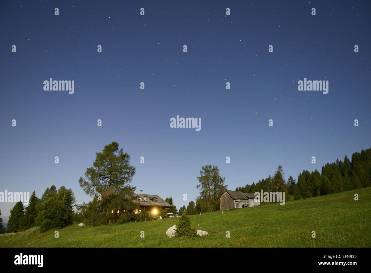 Sternenhimmel über den Berg in den Dolomiten, Sommersaison Stockfoto