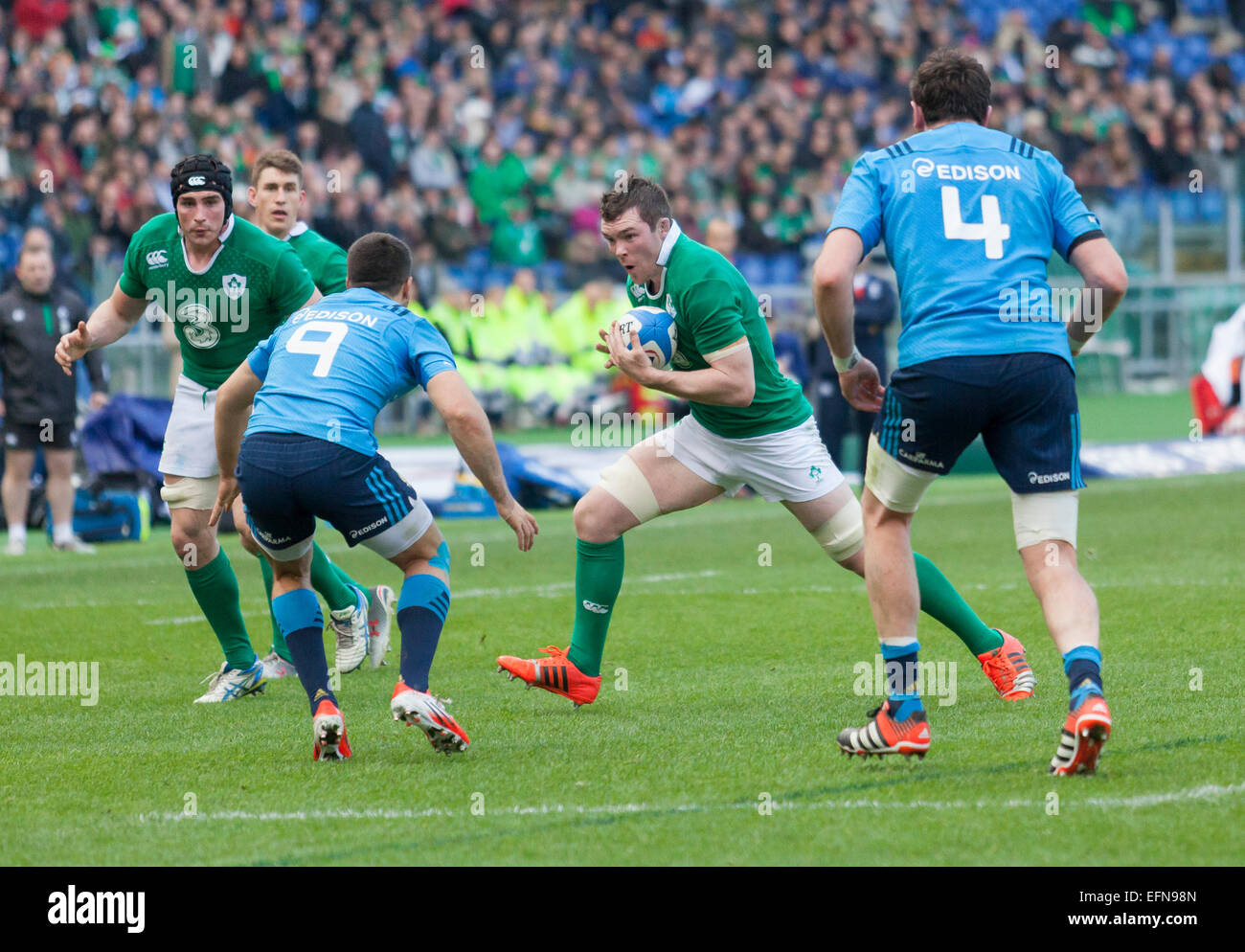 Six Nations Rugby. Italien Vs Irland. Irlands Peter O'Mahony standen sich von Italiens "Edoardo Gori und George Biagi, Stadio Olimpico, Rom, Italien. 07.02.15 Kredit: Stephen Bisgrove/Alamy Live-Nachrichten Stockfoto