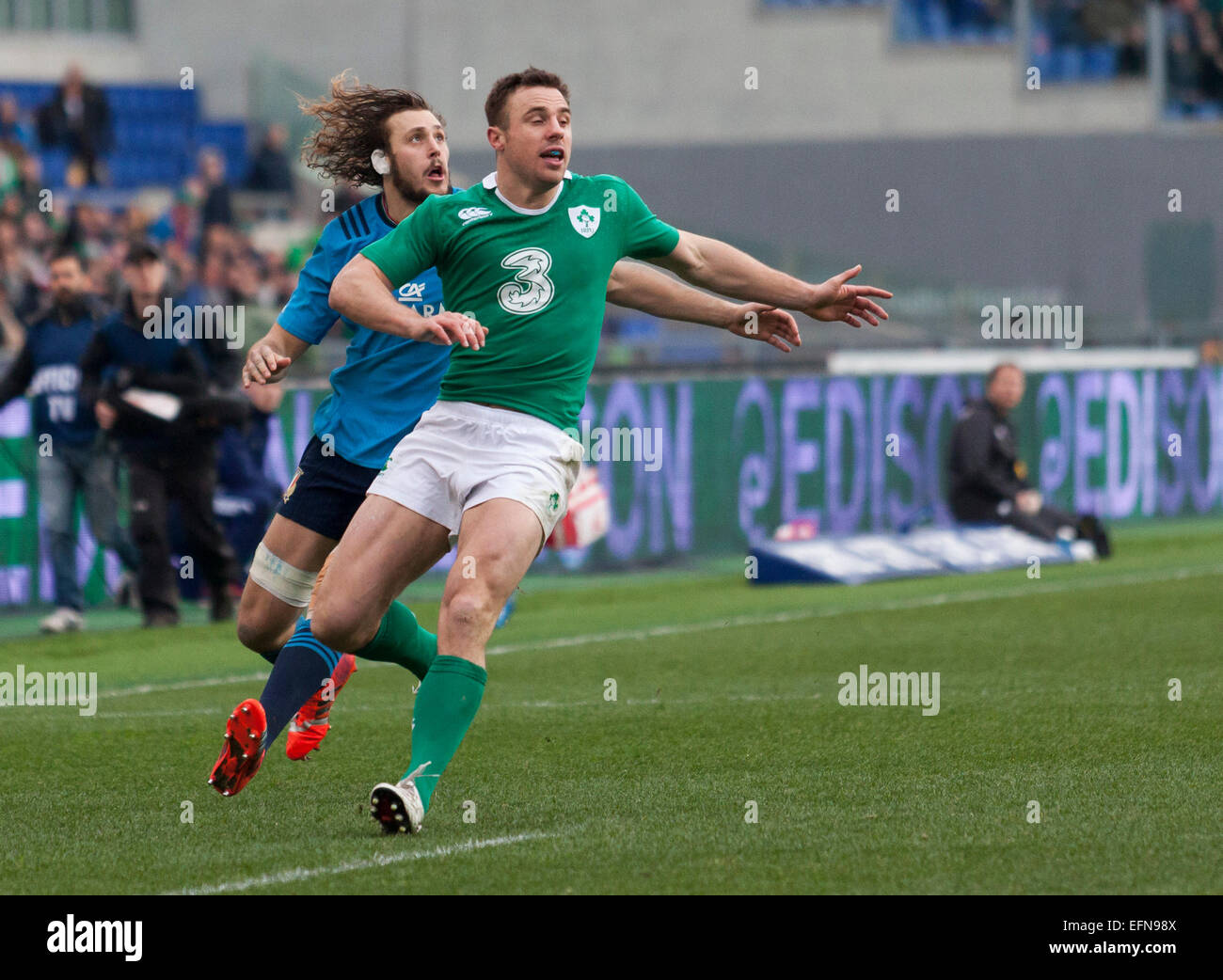 Rom, Italien. 7. Februar 2015. Joshua Furno Italiens und Irlands Tommy Bowe auf der Suche nach den gleichen Ball., Stadio Olimpico, Rom, Italien. 07.02.15 Kredit: Stephen Bisgrove/Alamy Live-Nachrichten Stockfoto