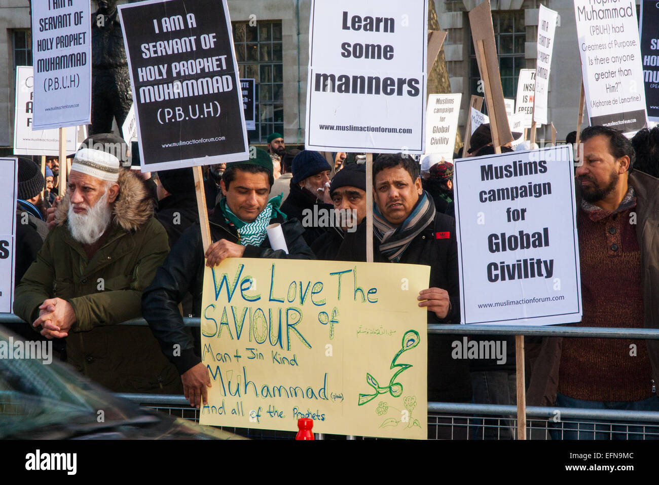 London, 8. Februar 2015. Muslime zeigen außen Downing Street "zu denunzieren die unzivilisierten Expressionisten Nachdruck von der Comic-Bild des Heiligen Propheten Muhammad". Bildnachweis: Paul Davey/Alamy Live-Nachrichten Stockfoto