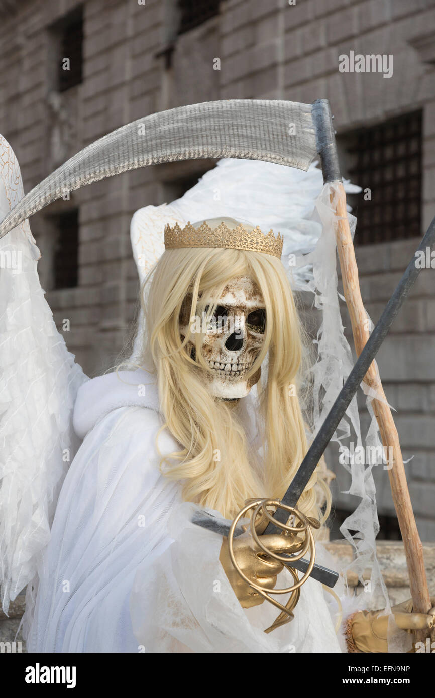 Venedig, Italien, 8. Februar 2015. Eine Person trägt eine Kostüm für "Angel of Death". Menschen tragen traditionelle Masken und Kostüme, die 2015 Karneval in Venedig zu feiern. Carnivalpix/Alamy Live-Nachrichten Stockfoto