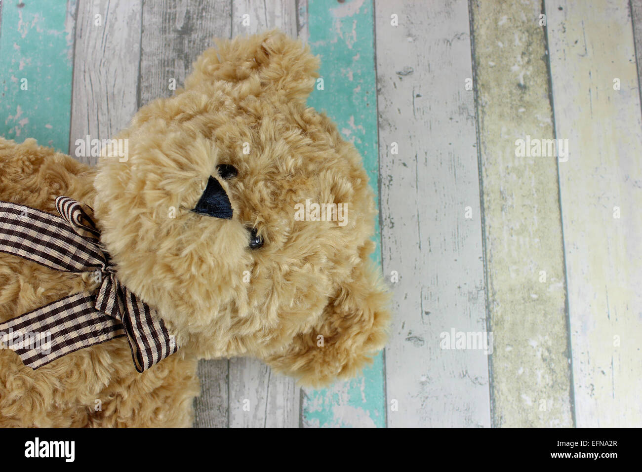 Niedliche Teddybären auf einem notleidenden Holz Hintergrund. Stockfoto