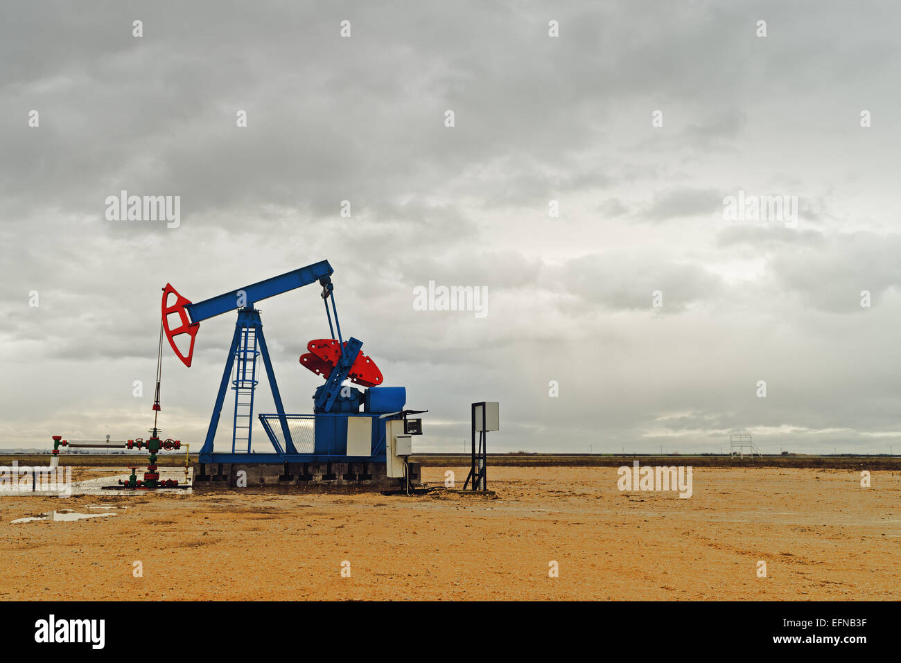 Bohrschwengels Ölpumpe auf Erdgas in das Feld Pumpen aus der Ölquelle. Stockfoto