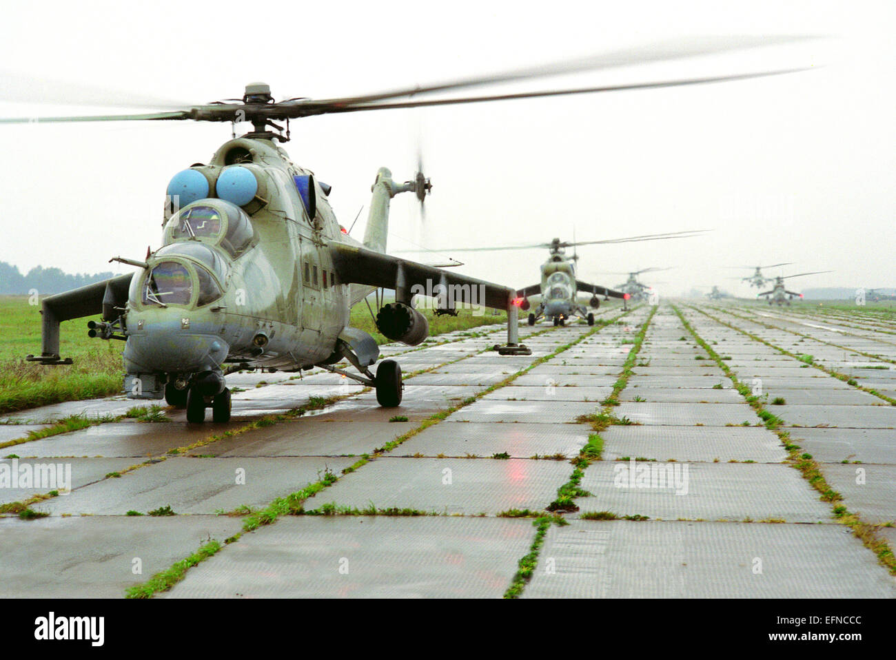 Gruppe Mi-24 Hubschrauber fliegen wird vorbereitet Stockfoto