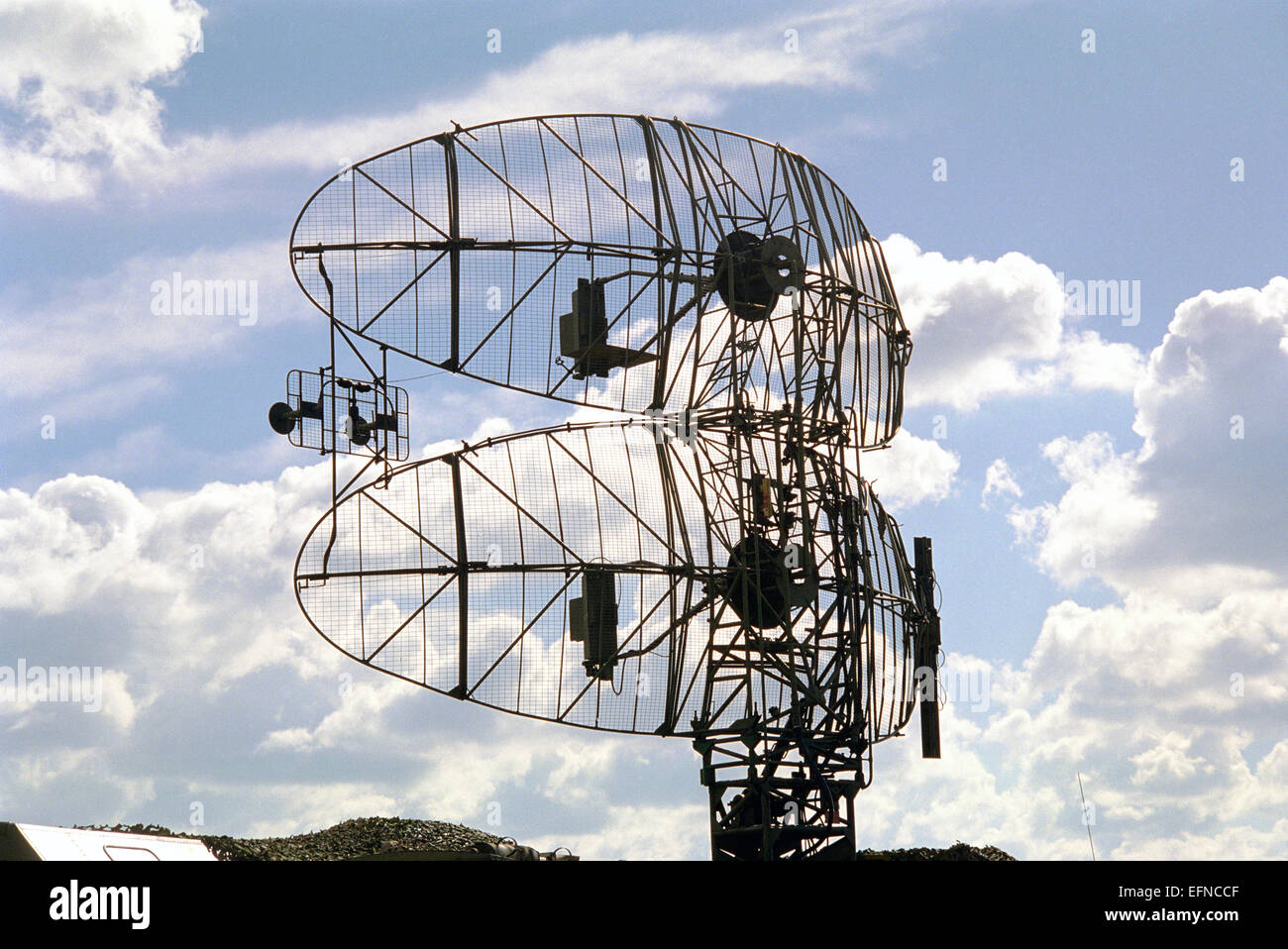 Radarantenne auf einem wolkigen Himmel Hintergrund Stockfoto