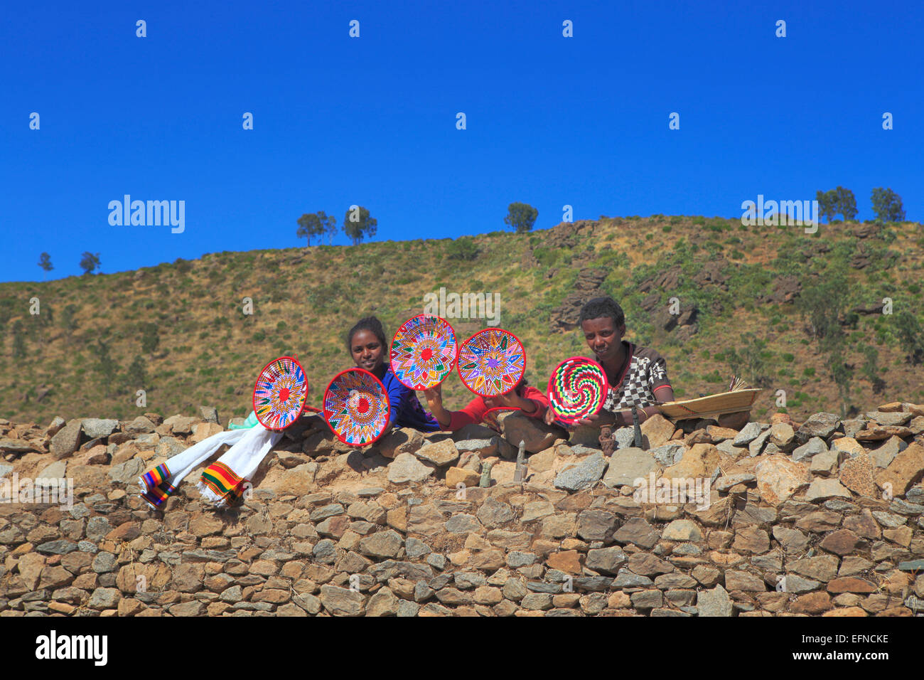 Kinder verkaufen traditionelle Körbe, Axum, Tigray Region, Äthiopien Stockfoto