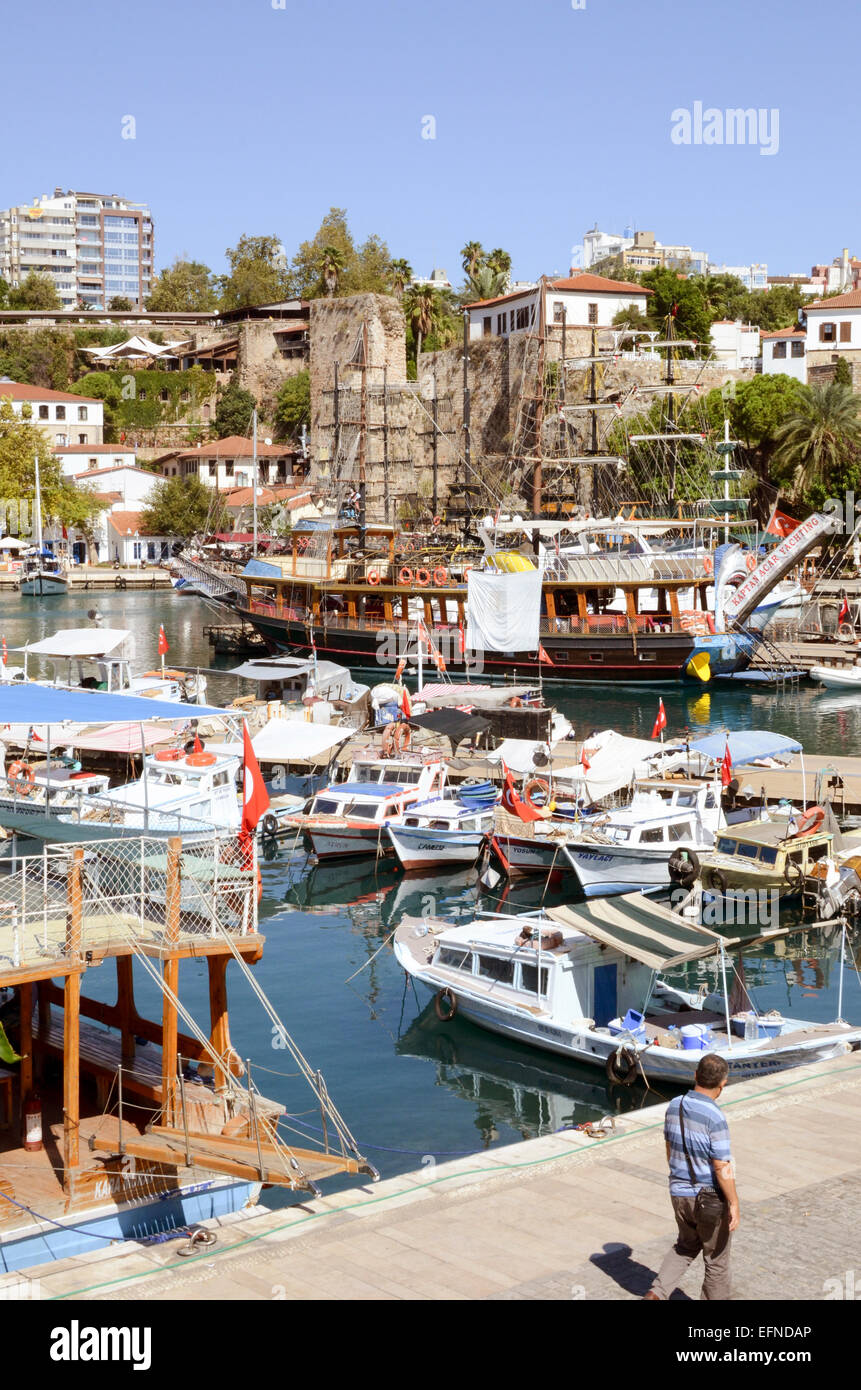 Boote im Hafen von Antalya Stockfoto