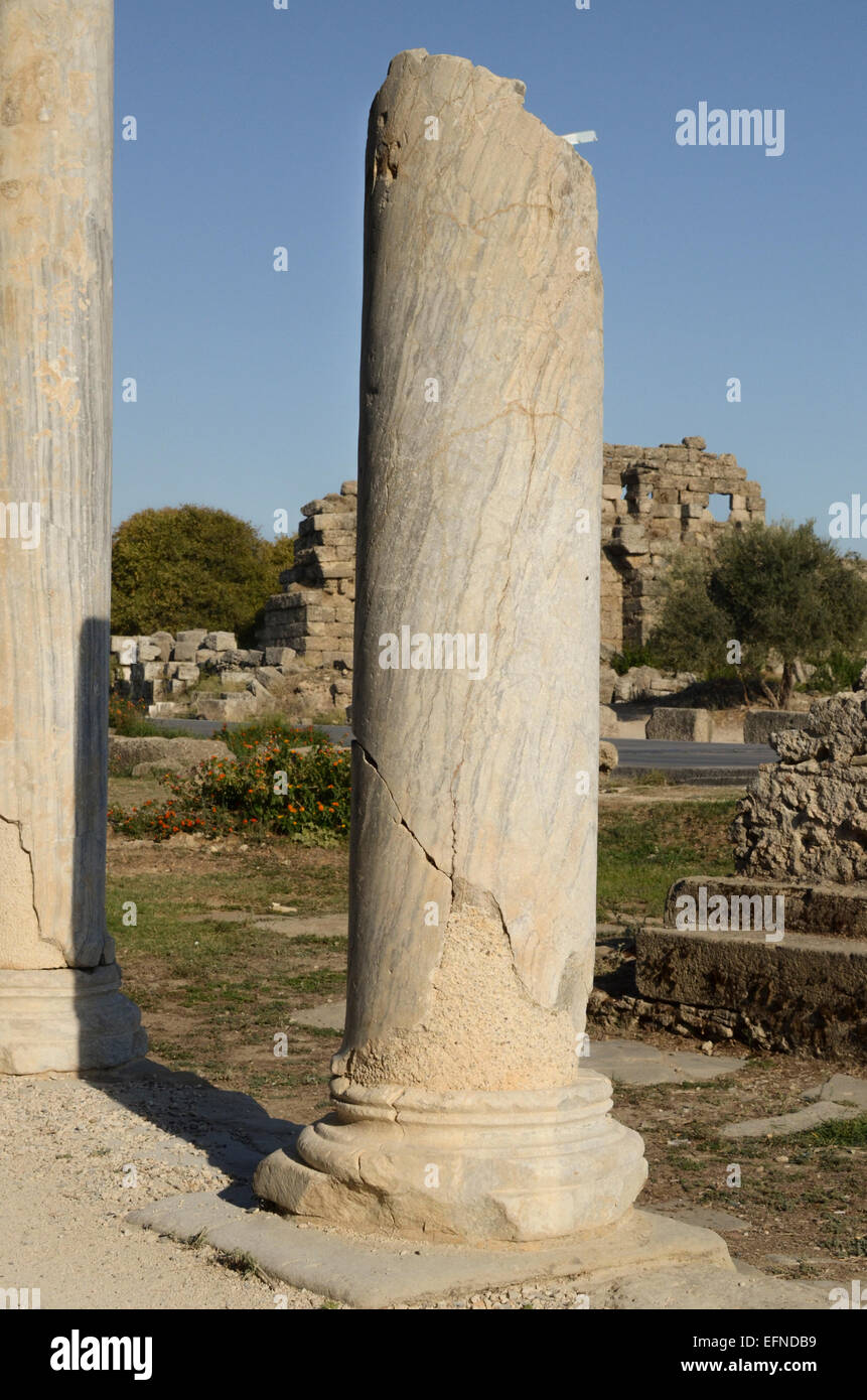 Zerstörten römische Säule an der südlichen Mittelmeerküste Side, Türkei Stockfoto