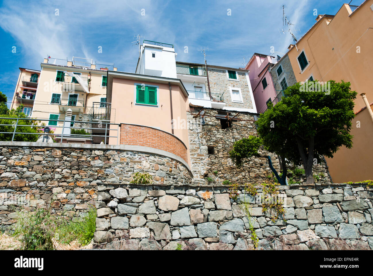 Cinque Terre - Ligurien - Italien, Landschaft. Farbenfrohe Häuser und Boote in einer Straße von Ligurien Stockfoto