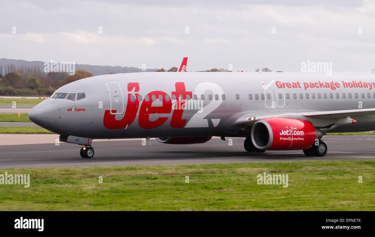 Jet2 Airlines Boeing 737, am Manchester International Airport Startbahn rollen. Stockfoto
