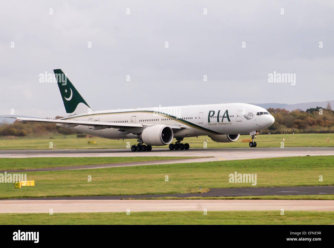 Pakistan International Airlines Boeing 777, Ausziehen aus Manchester International Airport. Stockfoto