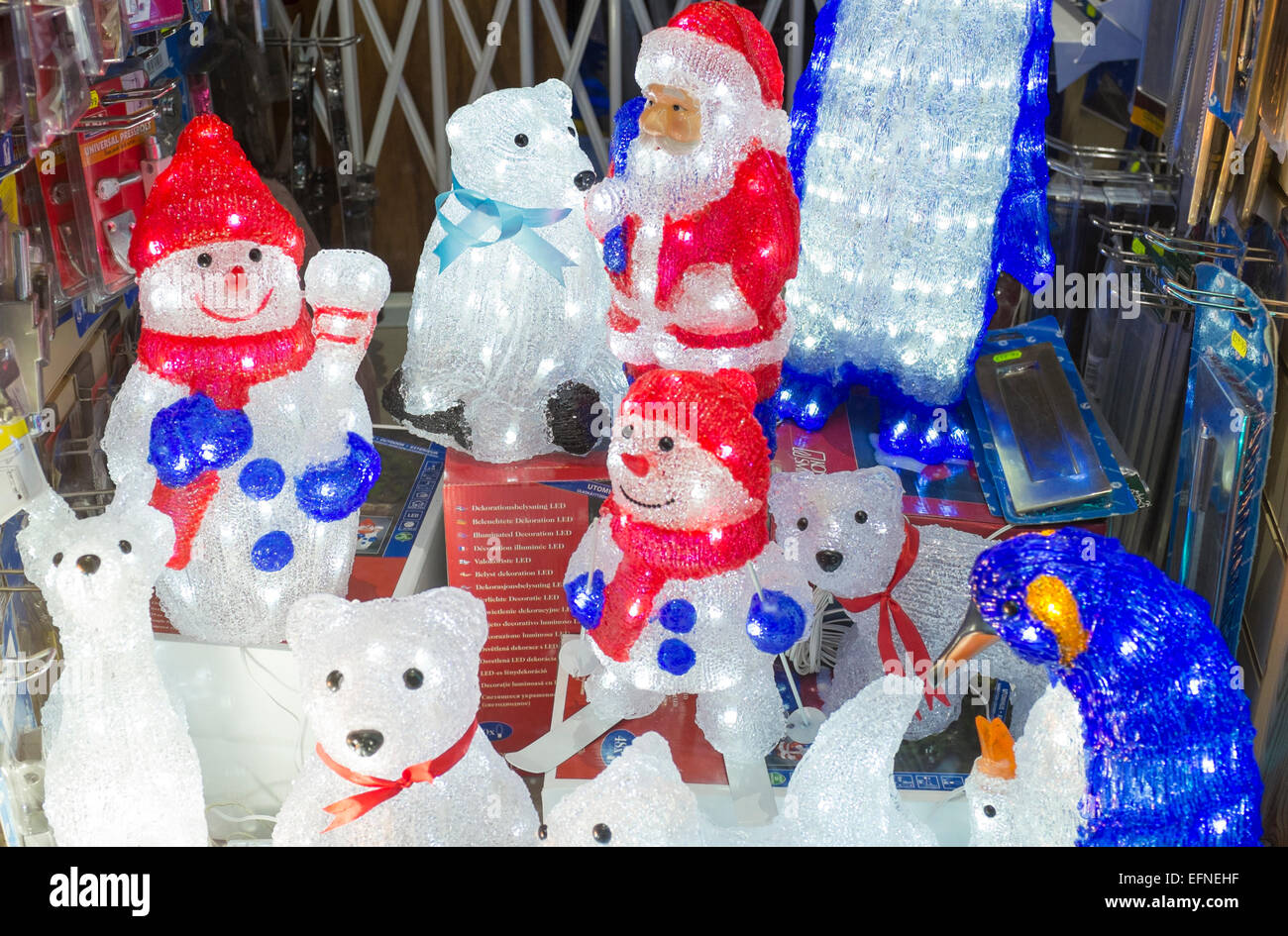 Weihnachts Schnee Szene Im Schaufenster Mit Schneemann Eisbaren Und Pinguine Anzeigen Stockfotografie Alamy