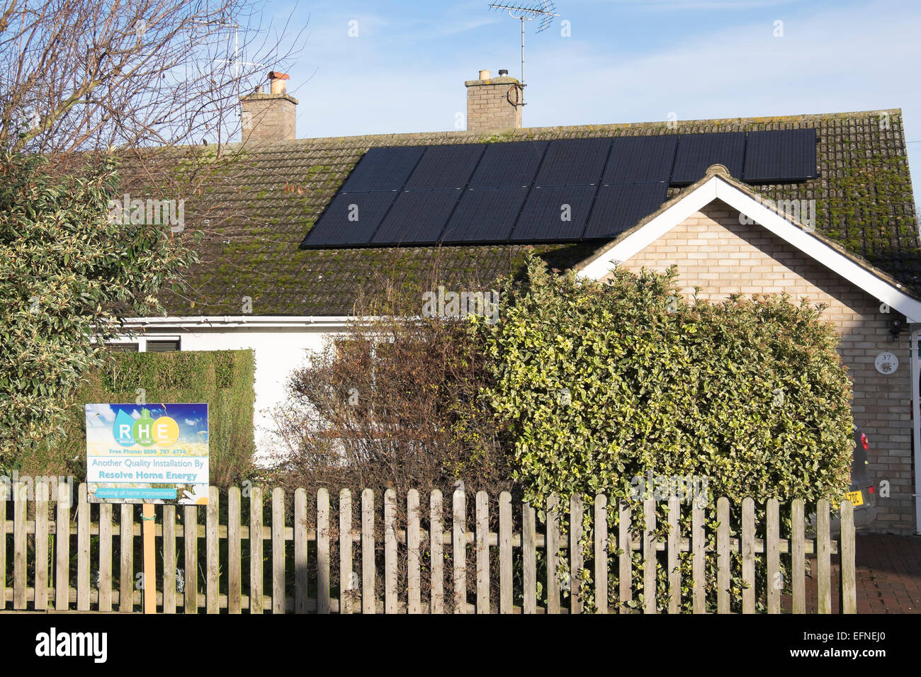 Bungalow mit nach Hause Energie sparen Platten am Dach Stockfoto