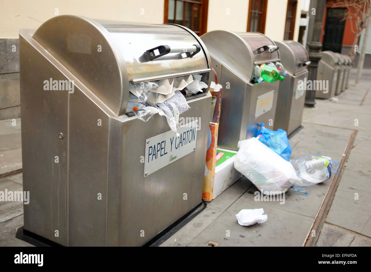 Voll und überfüllt recycling-Behälter, Teneriffa, Spanien Stockfoto