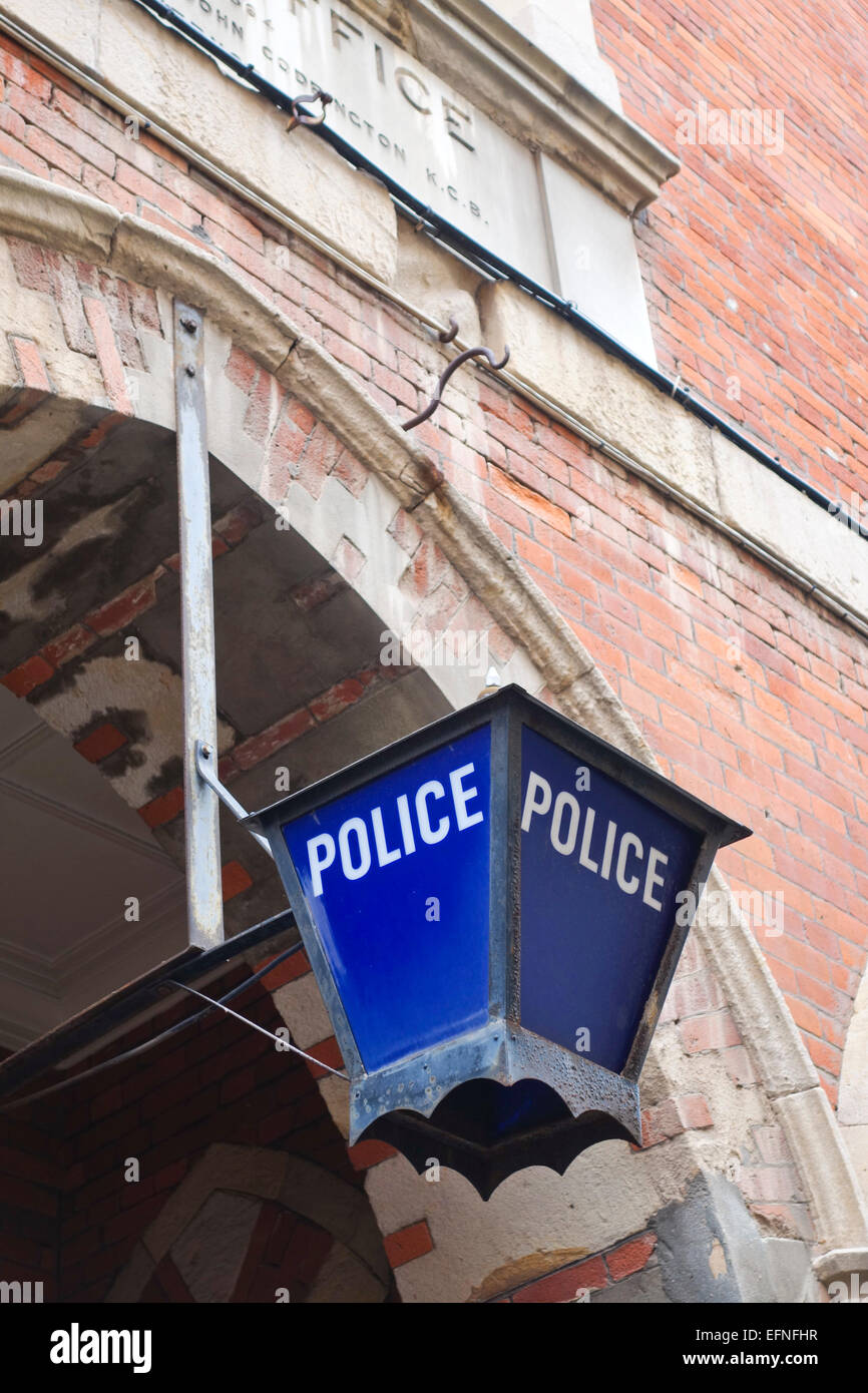 Lampe an der Royal Gibraltar Police, zentralen Polizeistation in der irischen Stadt. Britisches Überseegebiet. VEREINIGTES KÖNIGREICH. Stockfoto