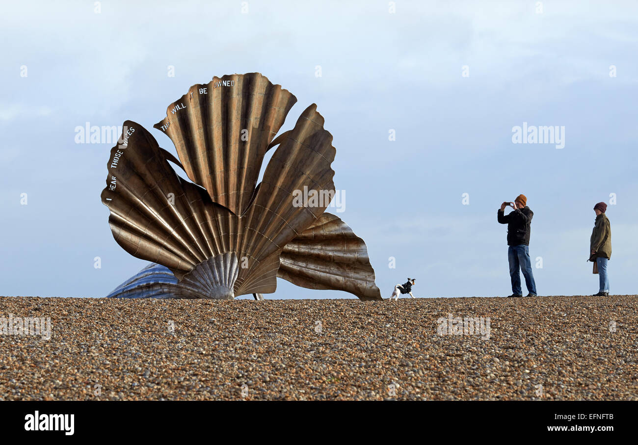 Die Jakobsmuschel-Skulptur von Suffolk lebende Künstlerin Maggi Hambling Komponisten Benjamin Britten, Aldeburgh, Suffolk, UK gewidmet. Stockfoto