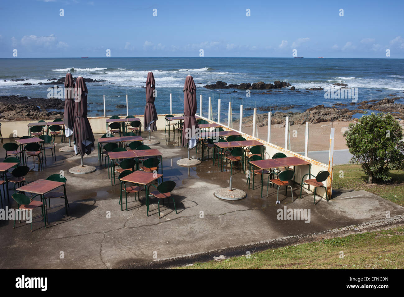 Freiluft-Café und Restaurant vom Atlantischen Ozean in Foz Bezirk von Porto in Portugal. Stockfoto