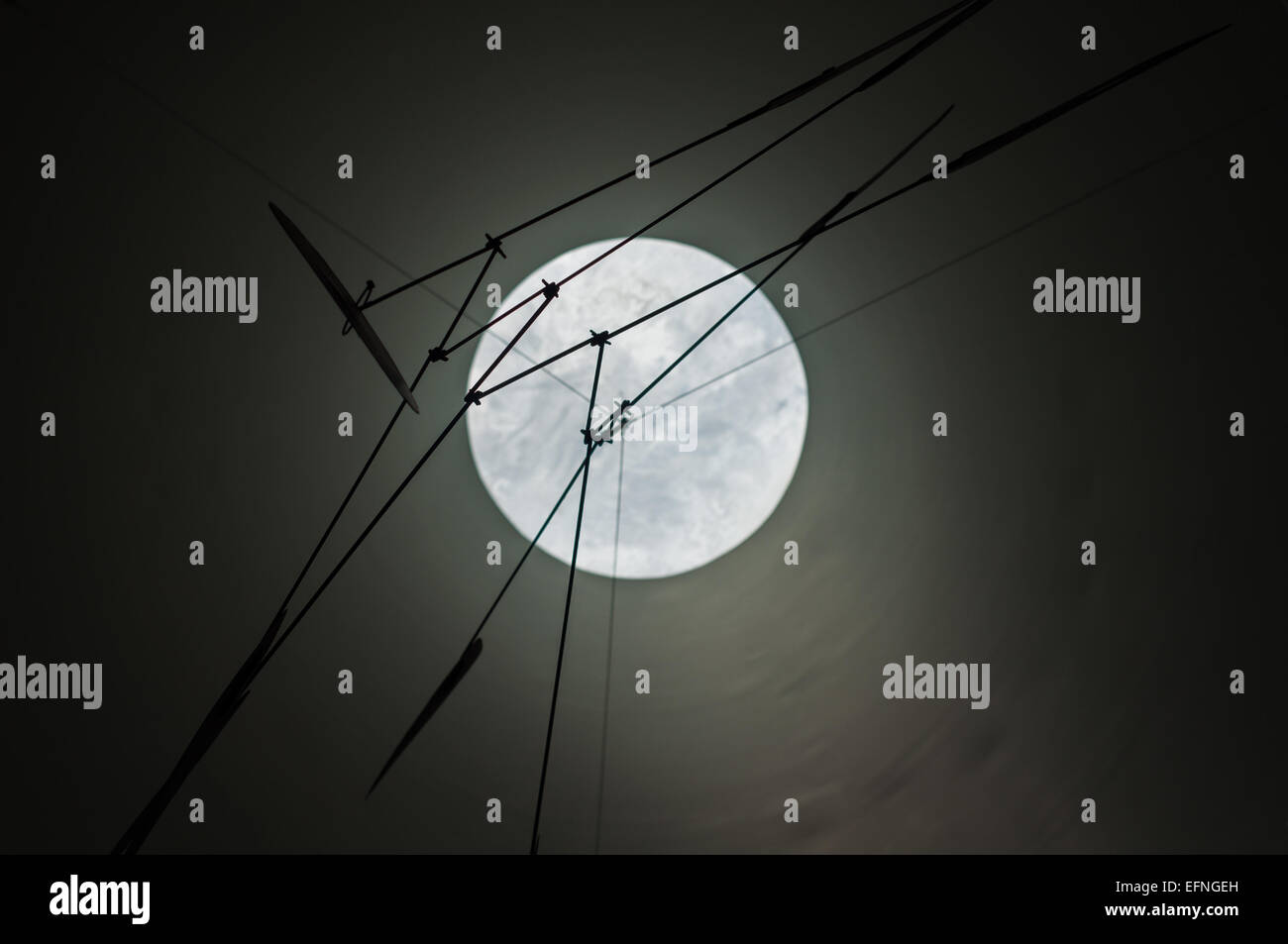 Bild der großen Vollmond Aufhellung der Himmel und Straßenbahn Drähte. Stockfoto