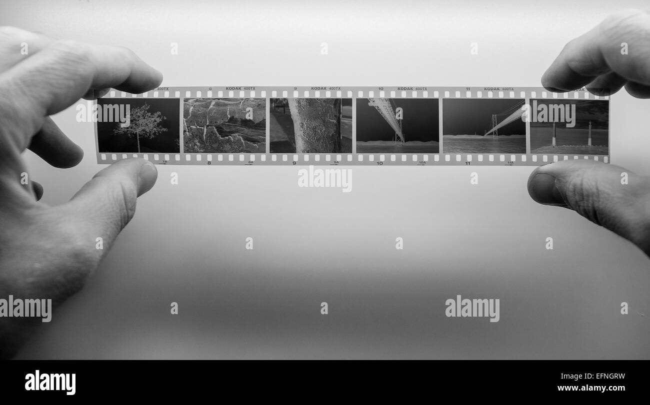 Schwarz / weiß Film negativ durch eine Männerhände aufgehalten Stockfoto Schwarz / weiß Film negativ durch eine Männerhände aufgehalten Stockfoto