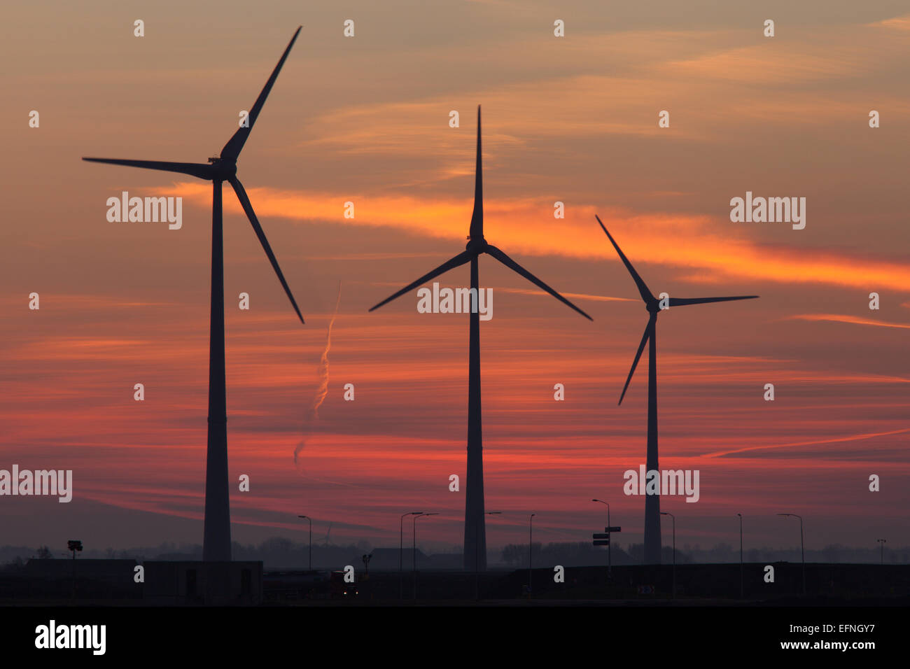Sonnenuntergang über der Windkraftanlagen in Eemshaven, Niederlande Stockfoto