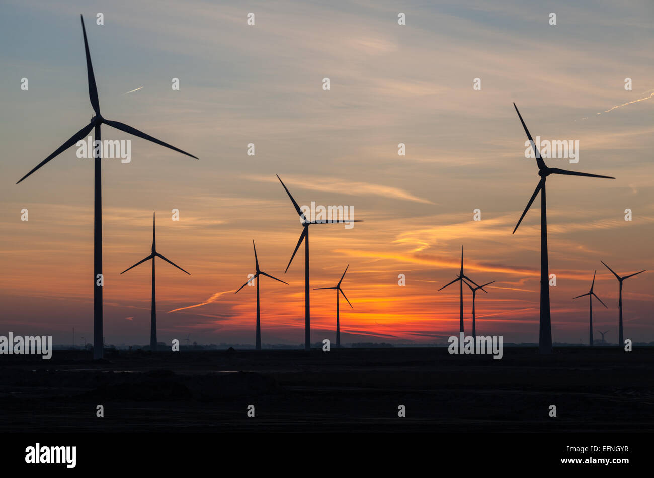 Sonnenuntergang über der Windkraftanlagen in Eemshaven, Niederlande Stockfoto