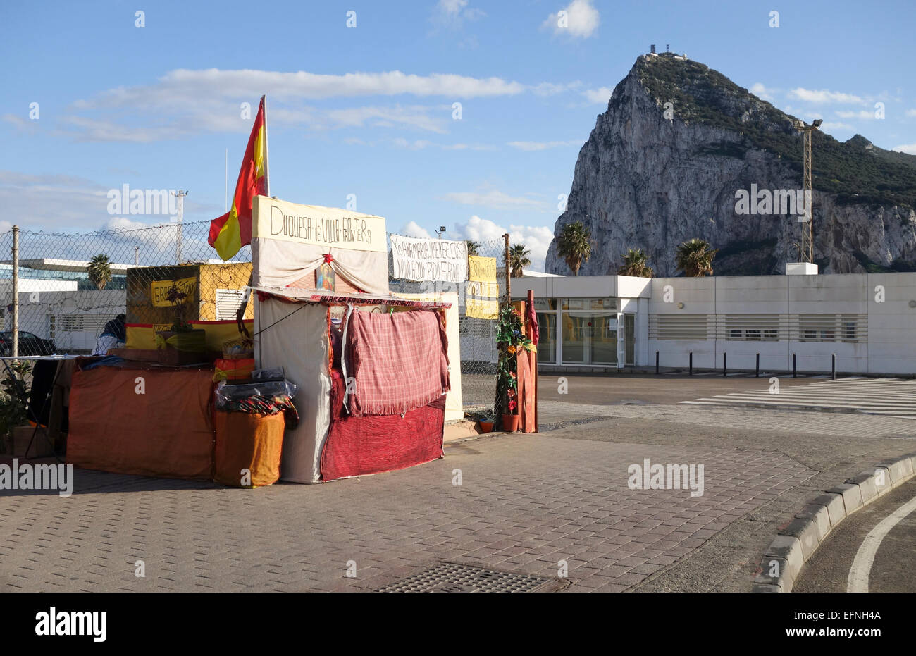 Eine spanische Frau lebt in einem improvisierten Hütte gebaut, an der Grenze zu Spanien, Gibraltar. Der Rock, La Linea, Cádiz, Andalusien. Stockfoto