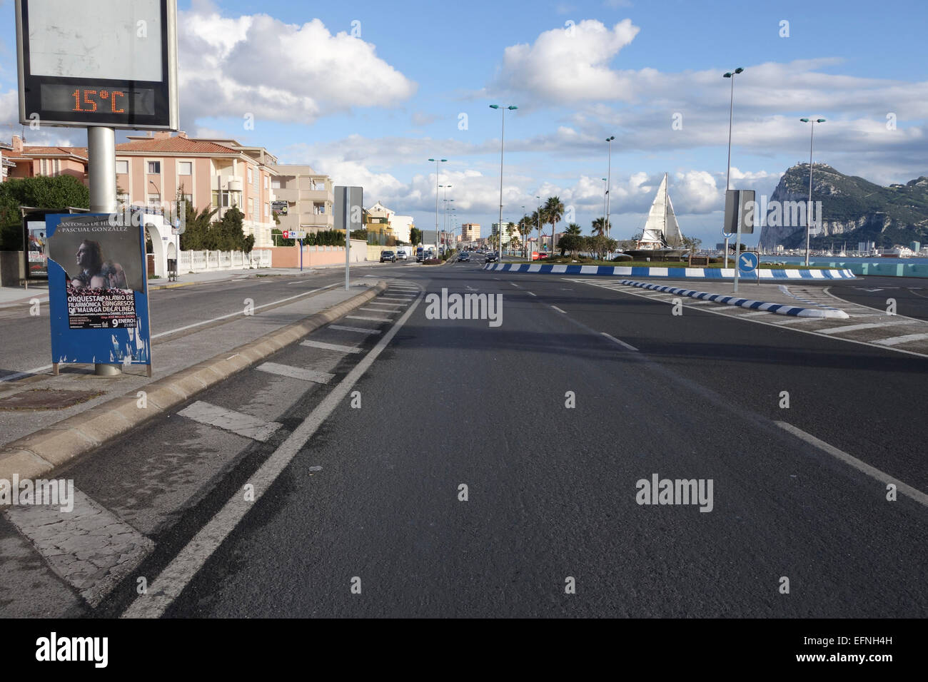 Straße in La Linea, führt nach Gibraltar, Britische überseegegend, Andalusien, Spanien, UK, Großbritannien, Vereinigtes Königreich. Stockfoto