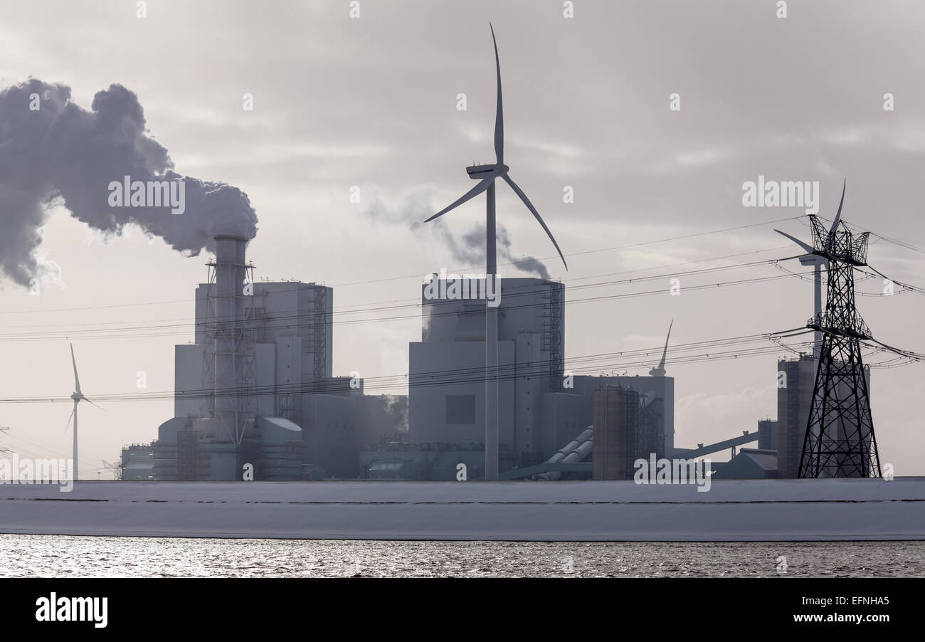 Windkraftanlagen und das RWE-Kraftwerk in der Morgendämmerung in Eemshaven, Niederlande Stockfoto