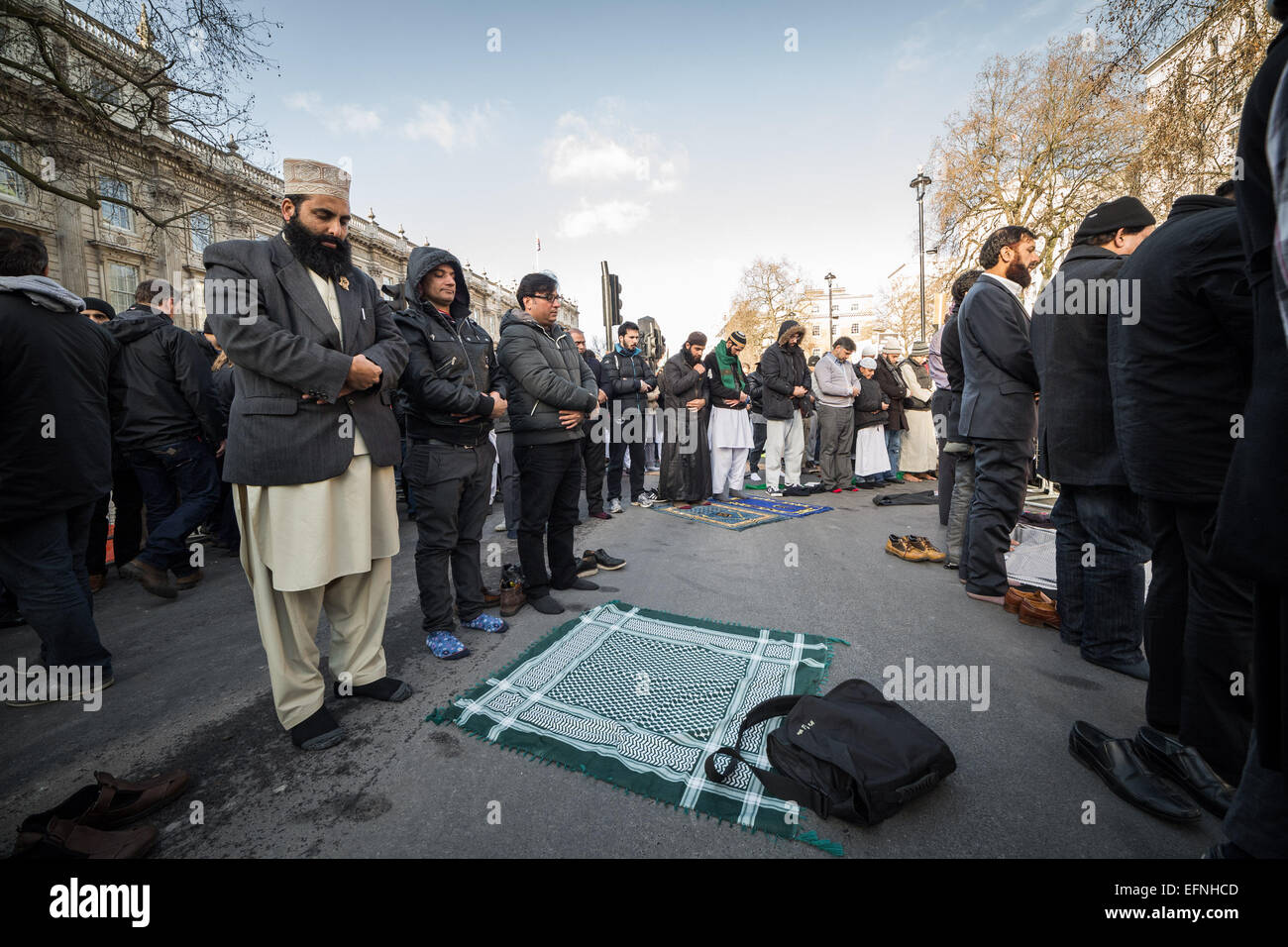 London, Großbritannien. 8. Feb 2015. Die britischen Muslime 12.00 - Gebete in Whitehall. Credit: Guy Corbishley/Alamy leben Nachrichten Stockfoto