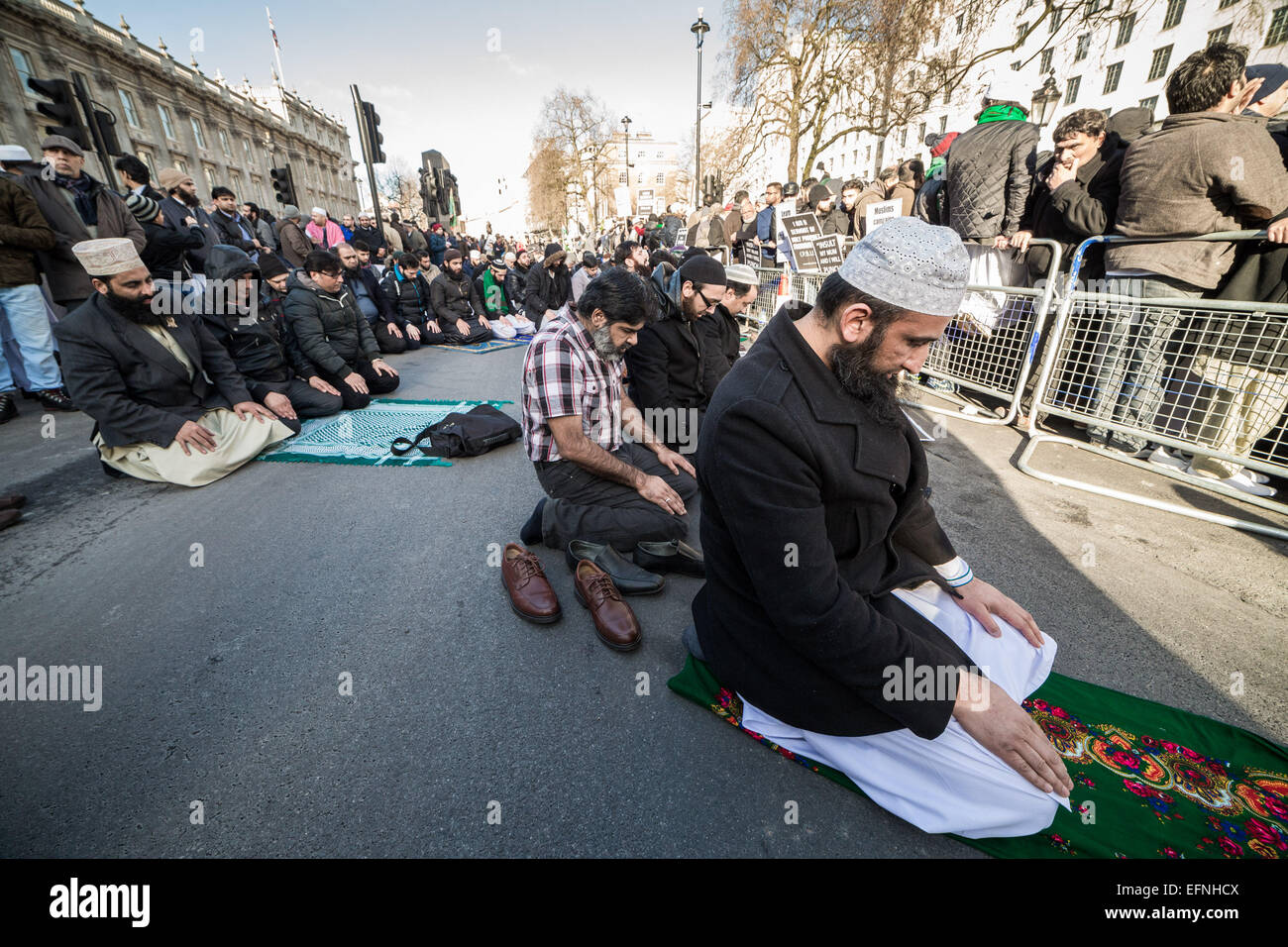 London, Großbritannien. 8. Feb 2015. Die britischen Muslime 12.00 - Gebete in Whitehall. Credit: Guy Corbishley/Alamy leben Nachrichten Stockfoto