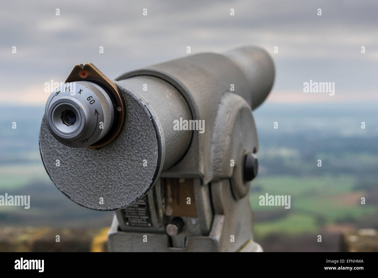 Blick über die Landschaft traditionellen public-Viewing-Teleskop Stockfoto