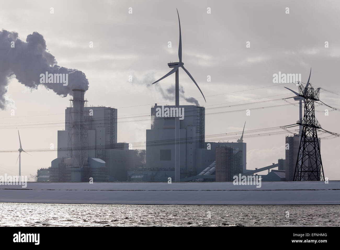 Windkraftanlagen und das RWE-Kraftwerk in der Morgendämmerung in Eemshaven, Niederlande Stockfoto