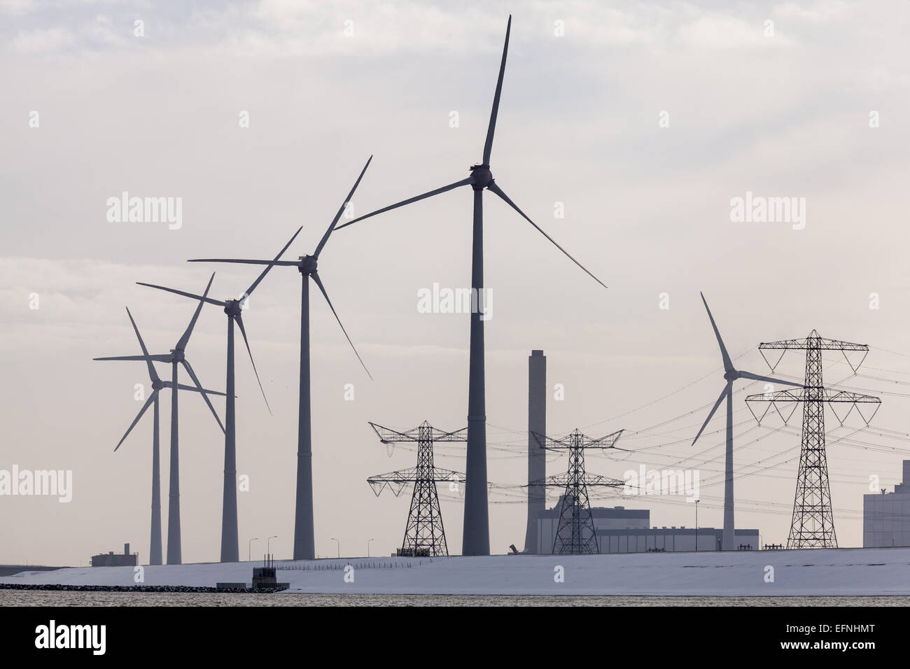 Windkraftanlagen im Schnee in Eemshaven, Niederlande Stockfoto