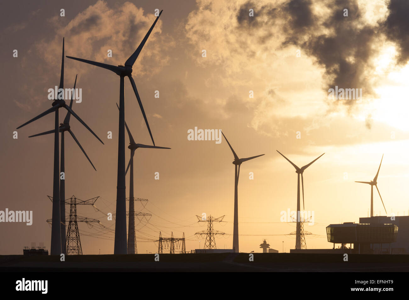 Windkraftanlagen im Morgengrauen in Eemshaven, Niederlande Stockfoto
