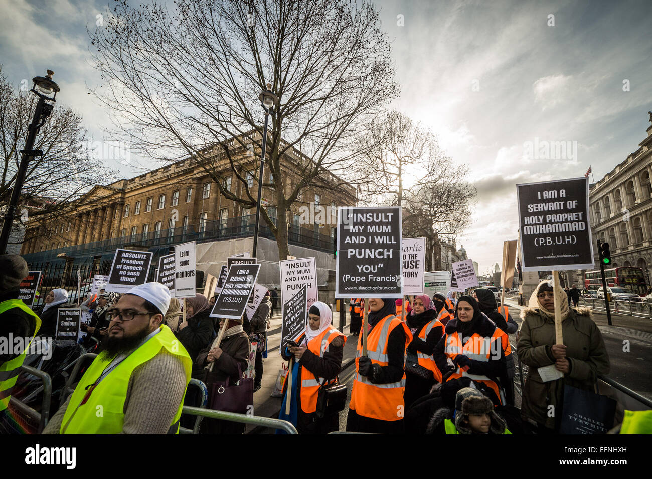 London, UK. 8. Februar 2015. Britische Muslime protestieren gegen Charlie Hebdo erneuten Veröffentlichung Credit: Guy Corbishley/Alamy Live News Stockfoto