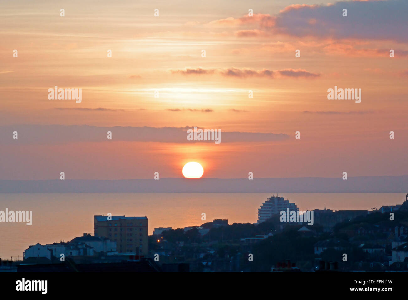 Sonnenuntergang-St. Leonards-on-Sea, East Sussex. Die Sonne sinkt über dem Meer und Ferne South Downs. England-UK Stockfoto