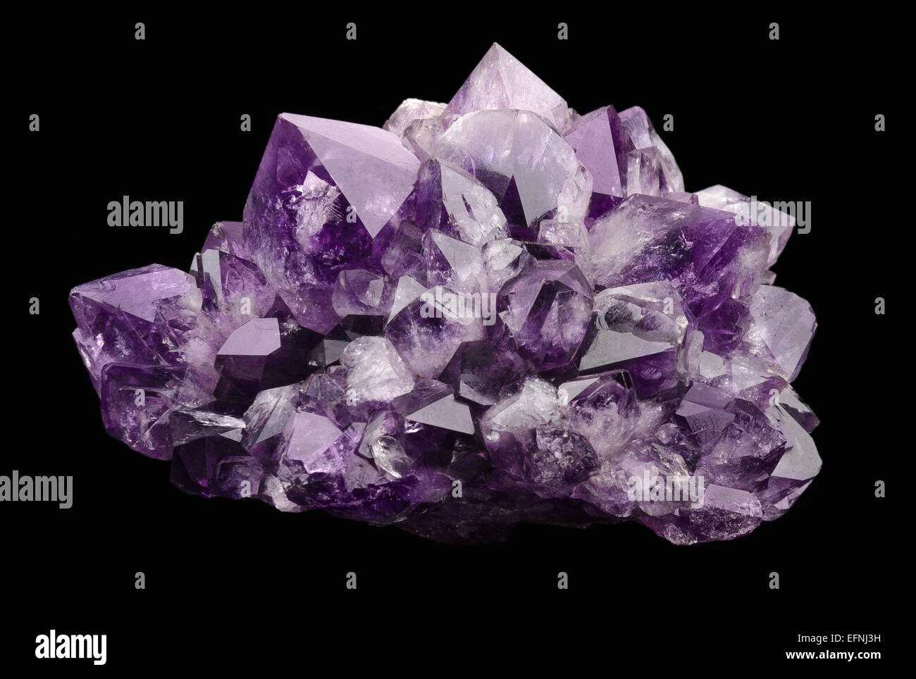 Amethyst auf schwarzem Hintergrund, vielfältige violette Quarz, oft in Schmuck verwendet. Kieselsäure, Siliciumdioxid, SiO2. Stockfoto