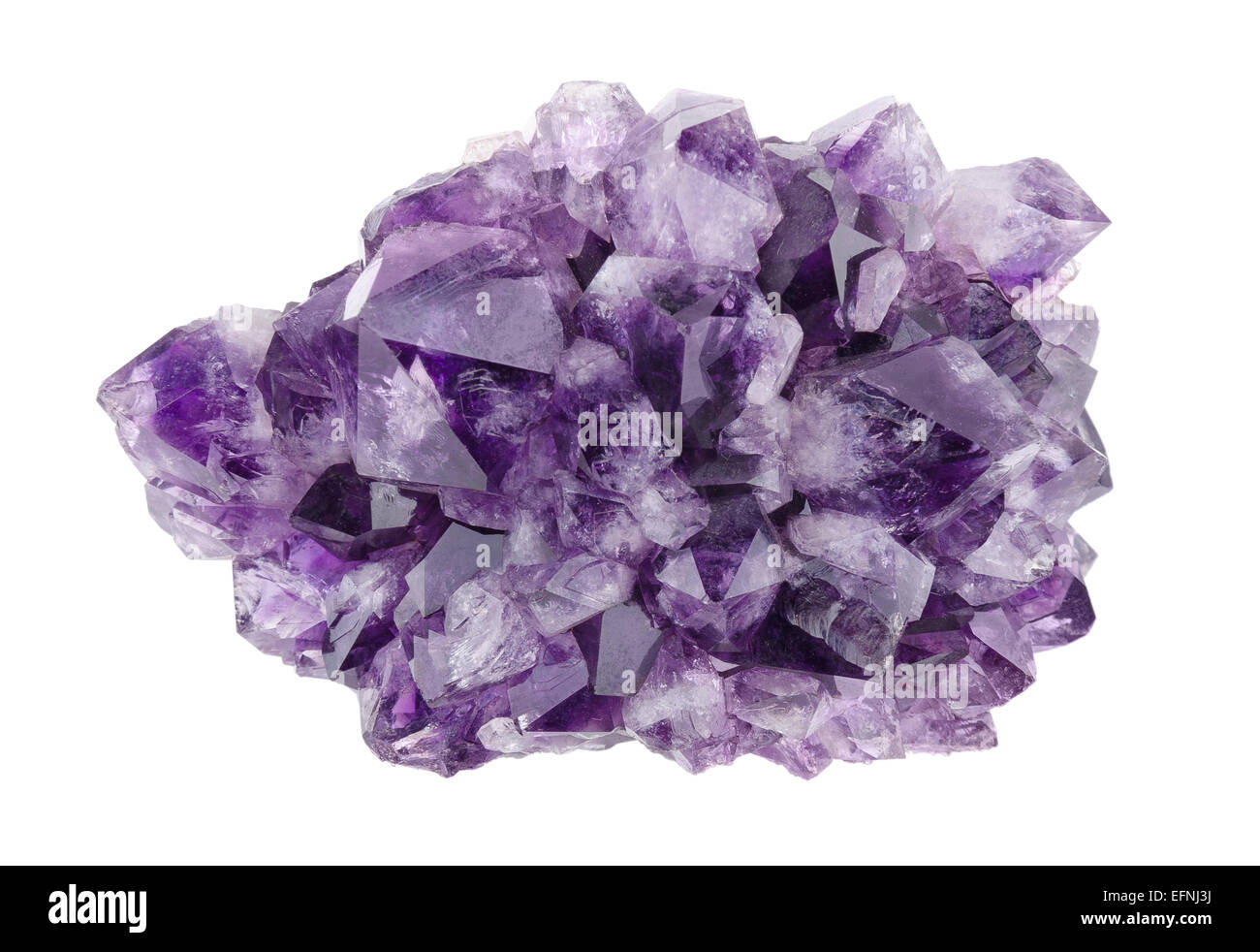 Amethyst direkt oben auf weißem Hintergrund, vielfältige violette Quarz, oft in Schmuck verwendet. Kieselsäure, Siliciumdioxid, SiO2. Stockfoto