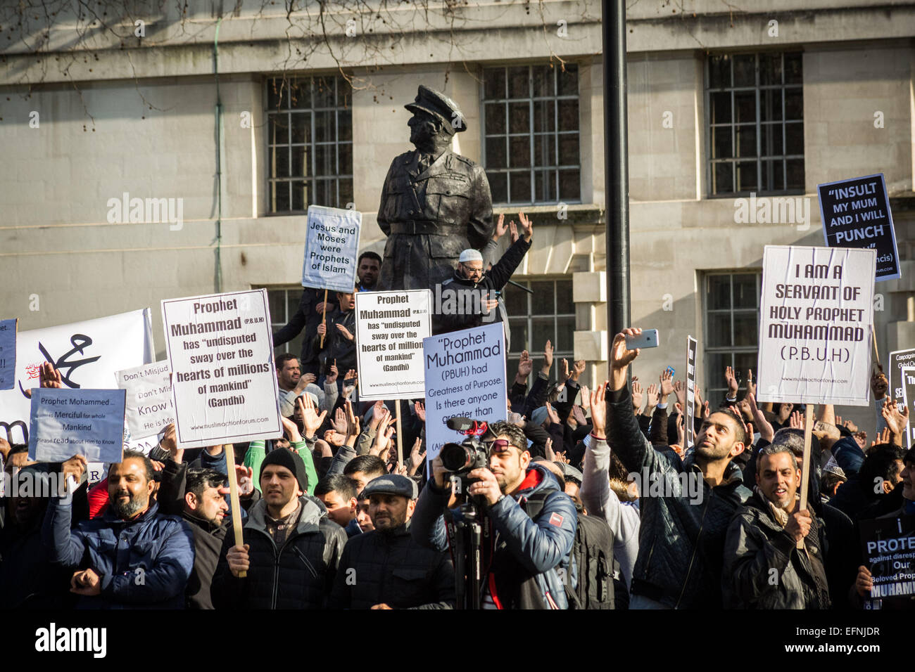 London, UK. 8. Februar 2015. Britische Muslime protestieren gegen Charlie Hebdo erneuten Veröffentlichung Credit: Guy Corbishley/Alamy Live News Stockfoto
