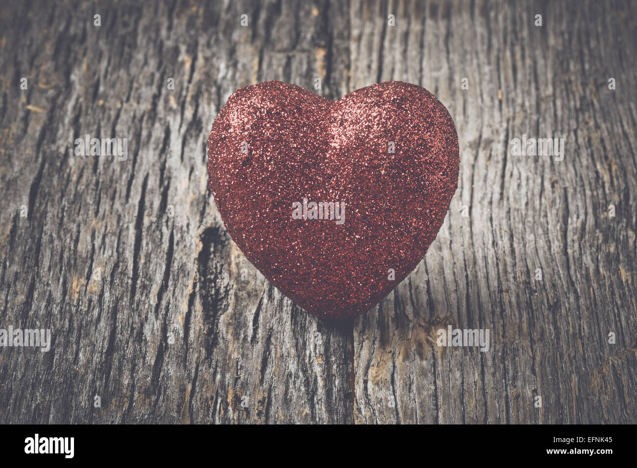 Herz auf Vintage Holz-Hintergrund für den Valentinstag Stockfoto