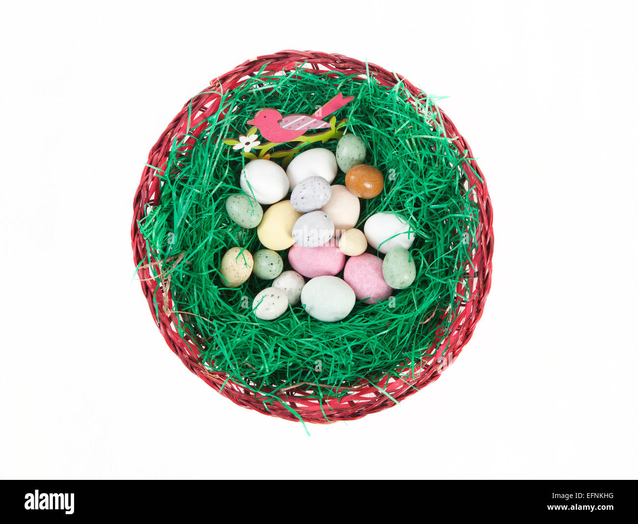 Rot-Osternest mit Ei und grünem Stroh Stockfoto