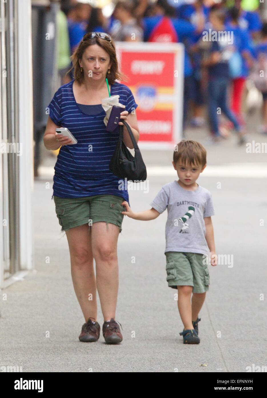 Rachel Dratch Tragen Ein Starbucks Eiskaffee Mit Ihrem Sohn Eli Benjamin Herumlaufen Soho New York City Mit Gesichtet Rachel Dratch Eli Benjamin Wahl Wo New York City New York Usa Bei 6