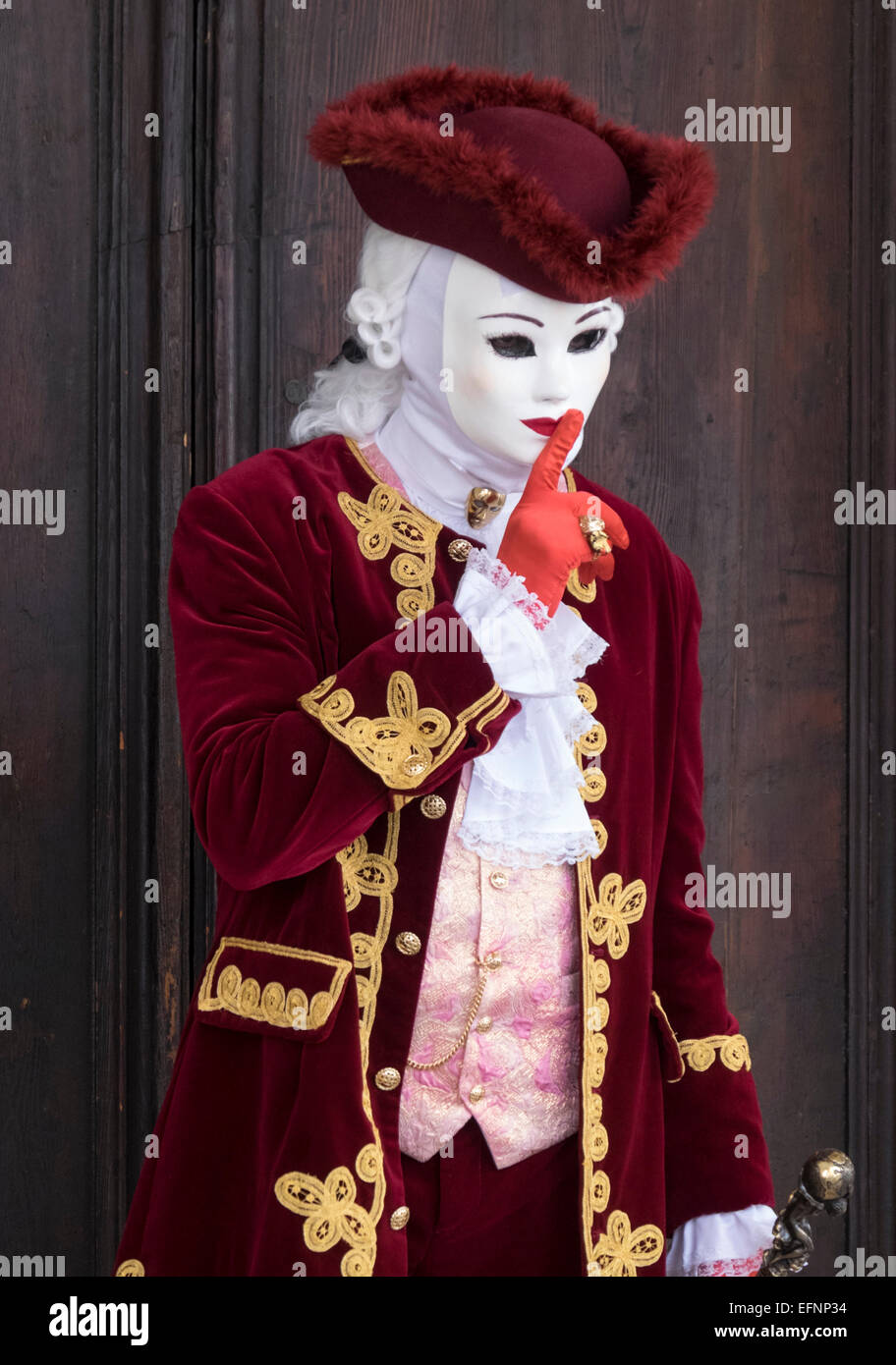 Ein einheimischer tragen aufwendige Kostüm und Maske stellt für th Kamera während der Karneval von Venedig, Italien Stockfoto