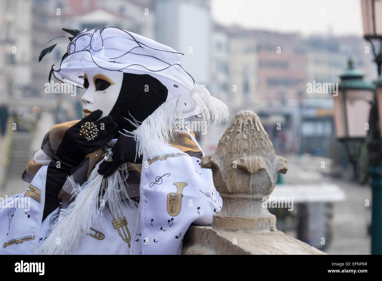 Ein einheimischer tragen aufwendige Kostüm und Maske stellt für th Kamera während der Karneval von Venedig, Italien Stockfoto