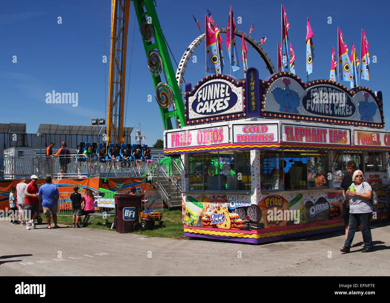Trichter Kuchen. Fried Oreo Kekse. Kalte Getränke. Melden Sie sich am Getränkestand. Canfield Fair. Mahoning County Fair. Canfield, Youngstown, Ohi Stockfoto