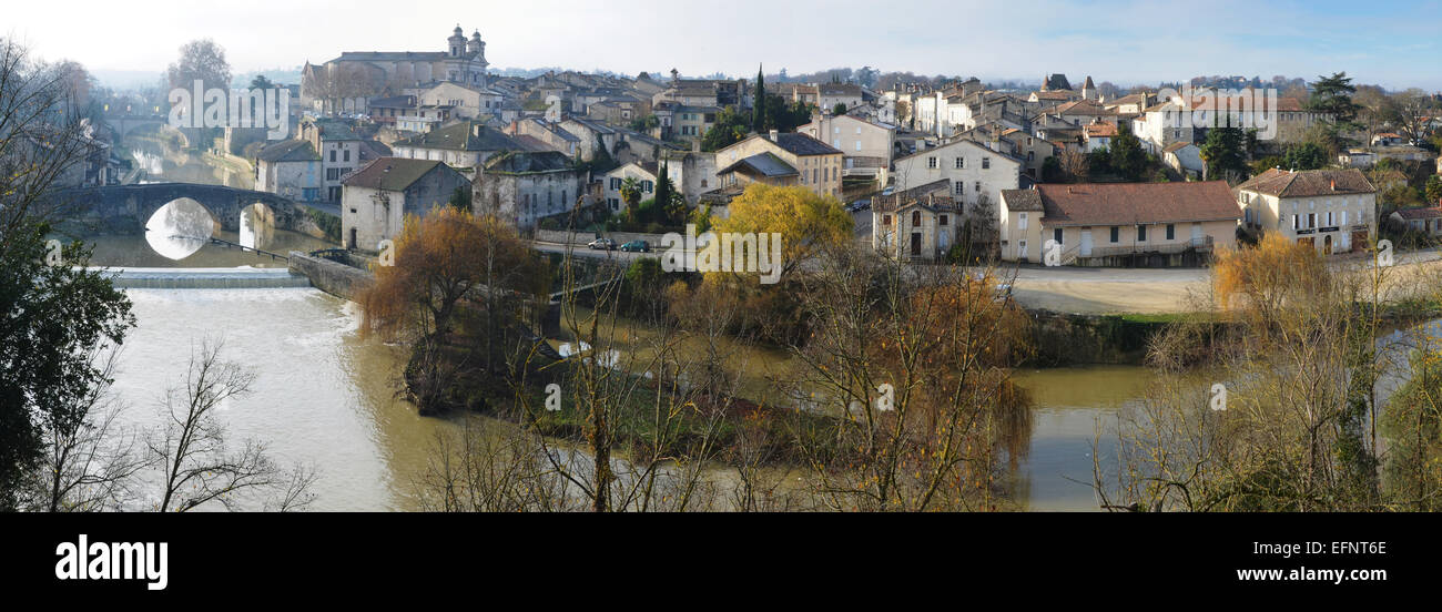 Panorama der Altstadt Nerac mit Baise Flusses im Vordergrund Stockfoto